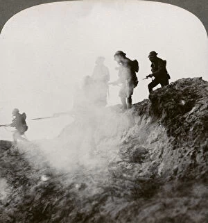 Images Dated 9th April 2009: British soldiers advancing under cover of gas and smoke, France, World War I, 1916