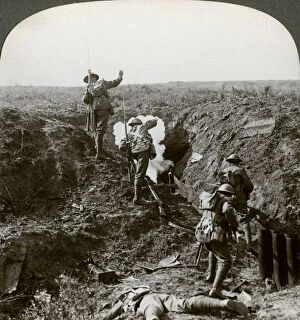 Grenade Collection: British soldiers attacking the Hindenburg Line, World War I, 1917-1918.Artist