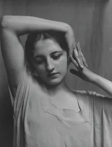 Bruns, Mona, Miss, portrait photograph, 1916. Creator: Arnold Genthe
