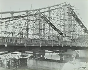 Wandsworth Collection: The building of the new Chelsea Bridge, London, 1937