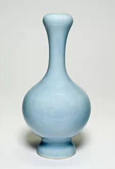 Qianlong Period Gallery: Bulbous-Shaped Vase and Dragon Design, Qing dynasty, Qianlong reign mark and period