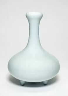 Qianlong Period Gallery: Bulbous-Shaped Vase, Qing dynasty (1644-1911), Qianlong reign mark and period (1736-1795)