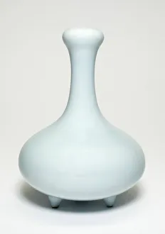 Qianlong Period Gallery: Bulbous-Shaped Vase, Qing dynasty (1644-1911), Qianlong reign mark and period (1736-1795)