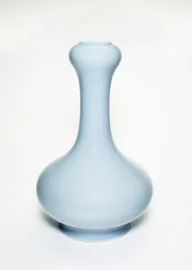 Bulbous-Shaped Vase, Qing dynasty (1644-1911), Yongzheng reign mark and period (1723-1735)
