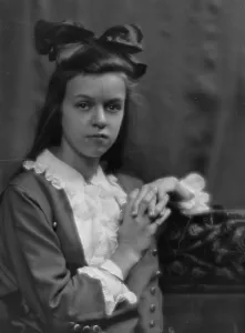 Bull, Fred, Mr. daughter of, portrait photograph, 1913. Creator: Arnold Genthe
