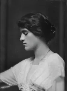 Bull, Miss, portrait photograph, 1913. Creator: Arnold Genthe