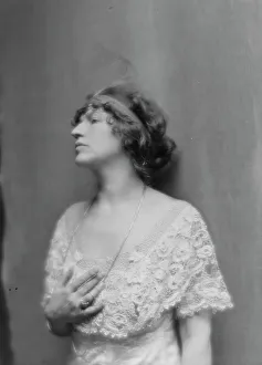 Burt, Frederick, Mrs. (Mira Edgerly), portrait photograph, 1914. Creator: Arnold Genthe