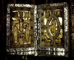 Camera Prints: Byzantine diptych in ivory (s. VI) preserved in the Holy Chamber of the Oviedo Cathedral