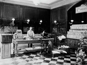 C. Lindenberg Hollieferont, fish store, Berlin, Germany, between 1895 and 1910. Creator: Unknown