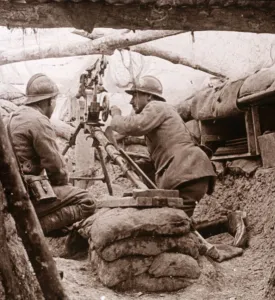 Camouflage Collection: Camouflaged machine gun, c1914-c1918