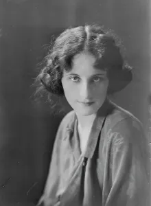 Centre Parting Prints: Campbell, Dorothy, Miss, portrait photograph, 1918 Dec. 23. Creator: Arnold Genthe