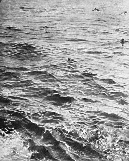 Dirigible Prints: Canonne, pius torpille en mer; Les survivants de l'equipage du L-7 nagent vers le sous-marin anglai Creator
