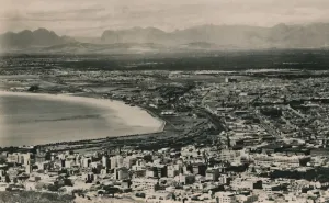 Cape Town Prints: Cape Town - Table Bay with Stellenbosch and Hottentots Holland Mountains, South Africa