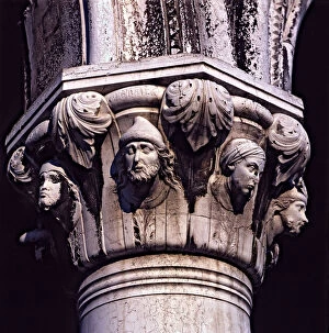 Capital decorated, Ducal Palace, located in the lower gallery