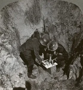 Images Dated 9th April 2009: Captured German prisoner giving information to his captors, World War I