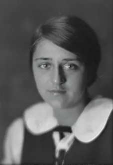 Side Parting Prints: Carhart, Renee, Miss, portrait photograph, 1914 Dec. 8. Creator: Arnold Genthe