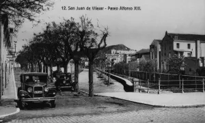 Cars parked on the Alphonse XIII walk in San Juan de Vilasar (Maresme), postcards from the 1920s