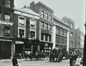 Coal Wagon Gallery: Carts outside the Sundial public house, Goswell Road, London, 1900
