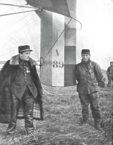 Ceux de l'air et ceux de la route; Premieres Prouesses Aeriennes; Le sergent aviateu... 1914. Creator: Unknown