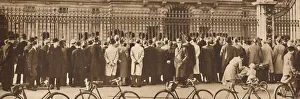 Abdication Prints: Changing of the Guard, Buckingham Palace, December 4th, 1936 (1937)