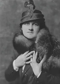 Stole Prints: Chapin, W.W. Mrs. portrait photograph, 1916 Jan. 29. Creator: Arnold Genthe
