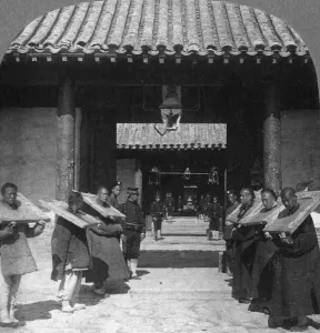 Chinese criminals in the Viceroys Yamen, now used as a jail, Tientsin (Tianjin), China, 1901. Artist: The Fine Art Photographers Co