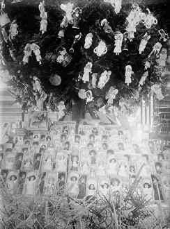Presents Prints: Christmas, Show Window, between c1910 and c1915. Creator: Bain News Service