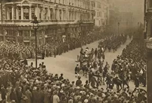Lord Mayor Of London Gallery: The City Lines Queen Victoria Street To Watch The New Lord Mayor and His Procession, c1935