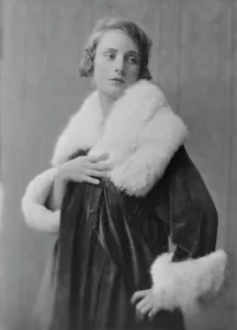 Clarke, Helen, Miss, portrait photograph, 1917 Sept. 18. Creator: Arnold Genthe