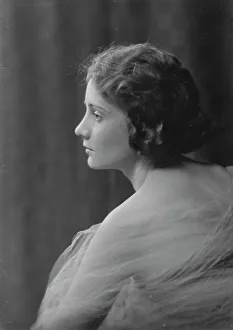 Shoulder Prints: Clarke, Helen, Miss, portrait photograph, 1917 Sept. 18. Creator: Arnold Genthe
