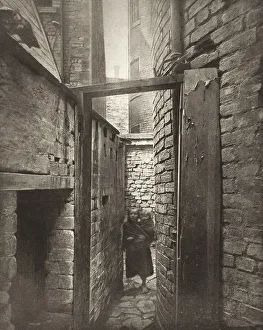 Alley Prints: Close No. 11 Bridgegate (#43), Printed 1900. Creator: Thomas Annan