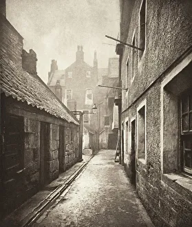 Alley Prints: Close No. 115 High Street (#7), Printed 1900. Creator: Thomas Annan