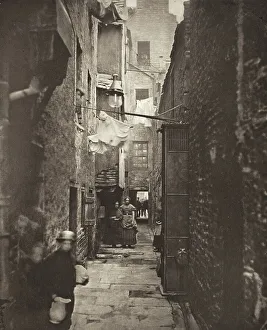 Alley Prints: Close No. 37 High Street (#15), Printed 1900. Creator: Thomas Annan