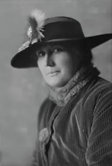 Buttons Prints: Coates, Dorothy, Miss, portrait photograph, 1916 Jan. 19. Creator: Arnold Genthe