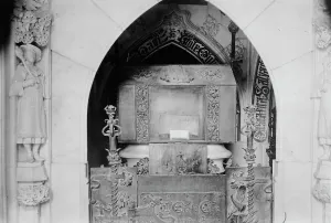 Colombo Cristoforo Prints: Columbus tomb, Santo Domingo, between c1915 and c1920. Creator: Bain News Service