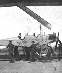 Airman Prints: Combat Aerien; Parmi les forces alliees aerienes; la nacelle-fuselage portant une