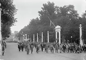 Reunion Prints: Confederate Reunion - Parade Passing Through Court of Honor