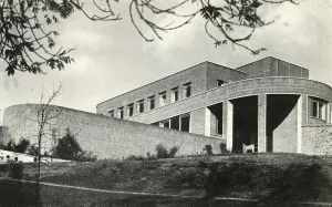 Cg Holme Prints: The Contemporary Idiom Brick House at Hampstead, London, 1941. Creator: Unknown