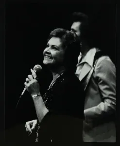 Country music singer Billie Jo Spears at the Forum Theatre, Hatfield, Hertfordshir3, late 1970s