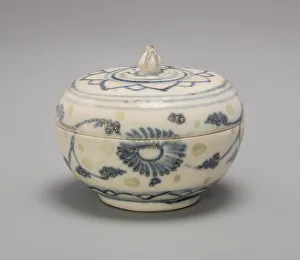 Covered Box with Lotus Bud Knob and Lotus Flower Motif on Lid, 15th century Covered Box with Lotus Bud Knob and Lotus Flower Motif on Lid, 15th century