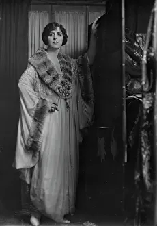 Cowl, Jane, Miss, portrait photograph, 1918 Oct. 14. Creator: Arnold Genthe