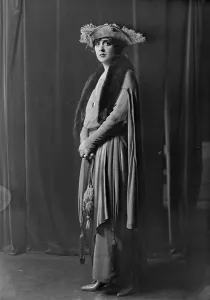 Purses Prints: Cowl, Jane, Miss, portrait photograph, 1918 Oct. 14. Creator: Arnold Genthe