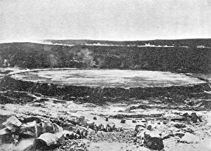 Volcanic Prints: Un cratere en activite aux iles Hawai; Les Terres Du Pacifique, 1914. Creator: Unknown