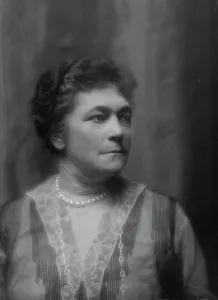 Crocker, W.H. Mrs. portrait photograph, 1913. Creator: Arnold Genthe