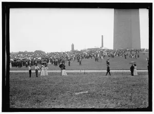Strolling Prints: Crowd at base of Washington Monument