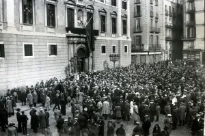 Macia Prints: Crowd at the gate of the Palau de la Generalitat, in Placa Sant Jaume, Barcelona