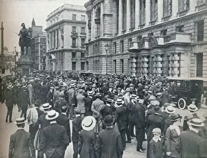 Declaration Of War Gallery: Crowd waiting outside the War Office on the morning before war was declared, 1914
