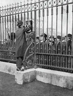 Print Collector16 Prints: Crowds outside Buckingham Palace waiting for news of the illness of the King