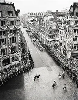 Parade Prints: Crowds watching the coronation procession of Queen Elizabeth II