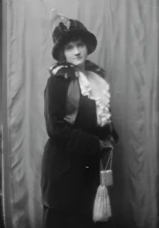 Purses Prints: Cuthbert, Mrs. (Mrs. Wentworth), portrait photograph, 1912 Nov. 16. Creator: Arnold Genthe
